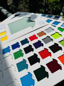 Màu sắc đồng phục nên đồng điệu với nhận diện thương hiệu để tạo ấn tượng nhất quán