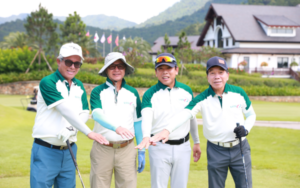 Golfer trong trang phục và phụ kiện golf cao cấp từ Satano Golf