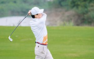 Golfer thực hiện cú swing tại Mường Thanh Golf Tournament 2026