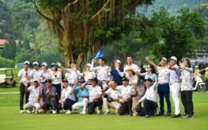 Đội G83 chụp ảnh tập thể tại sân golf